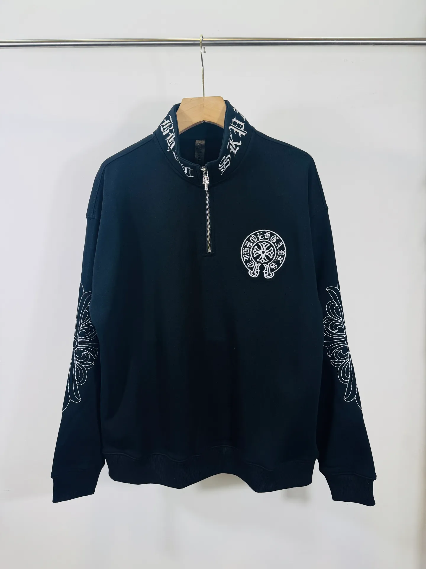 P290 top version, real shot without P, ​​different from market currency) 𝗖𝗵𝗿𝗼𝗺𝗲 𝗛𝗲𝗮𝗿𝘁𝘀/Cro Heart 2025 washed patch embroidery autumn and winter new original single counter American laser burnt 3D embroidery couple stand collar zipper casual sweatshirt 👑The highest version! Customized fabric 430g tripe terry fabric! American acid-washed and distressed original fabric laser burnt ✟appliqué embroidery and exquisite embroidery of letters! The best-selling model in the counter, very comfortable to wear. Accessories: original molded and authenticated collar label➕100% silk wash label. Genuine purchase-grade original hangtag➕matching hanging rope➕3D hanging beads➕original packaging bag. Craftsmanship: The original version has consistent wiring! The highest version of the armhole matching technique! Color: White Black Size: S M L XL Style Number: 25-379